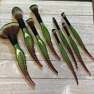 Set of 8 green leaf makeup brushes